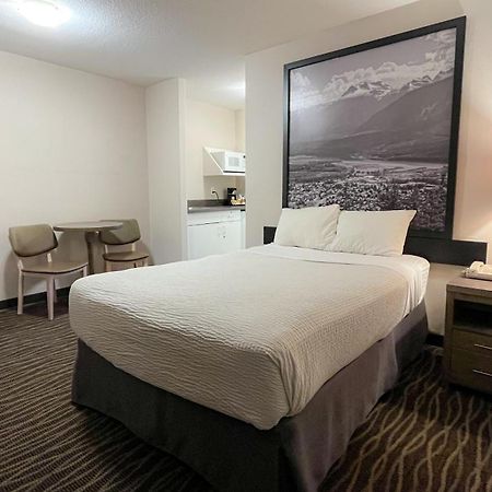 Super 8 By Wyndham Revelstoke Bc Motel Exterior photo