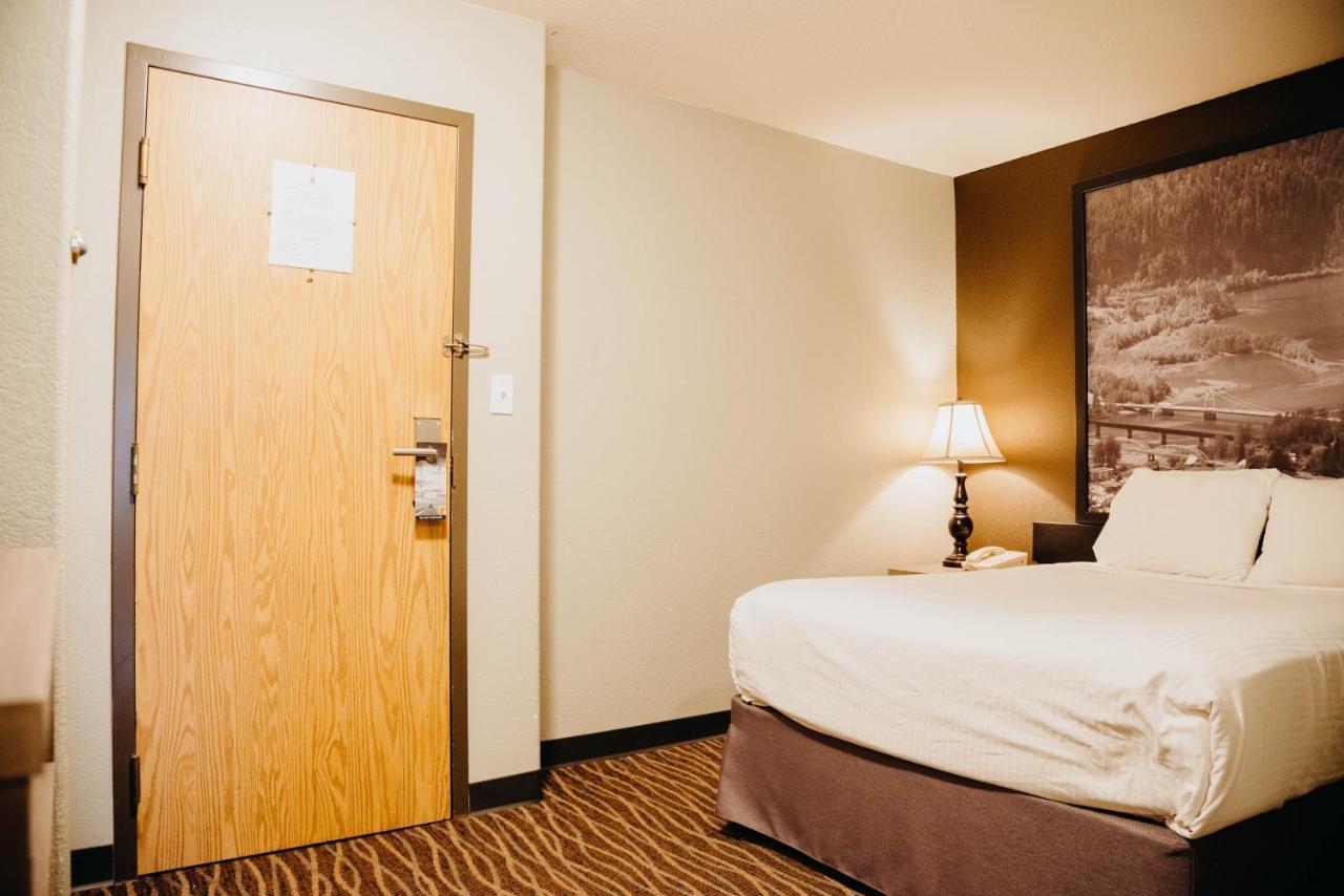 Super 8 By Wyndham Revelstoke Bc Motel Exterior photo