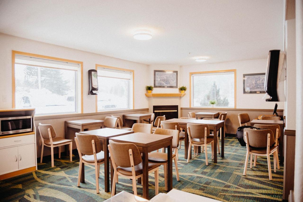 Super 8 By Wyndham Revelstoke Bc Motel Exterior photo
