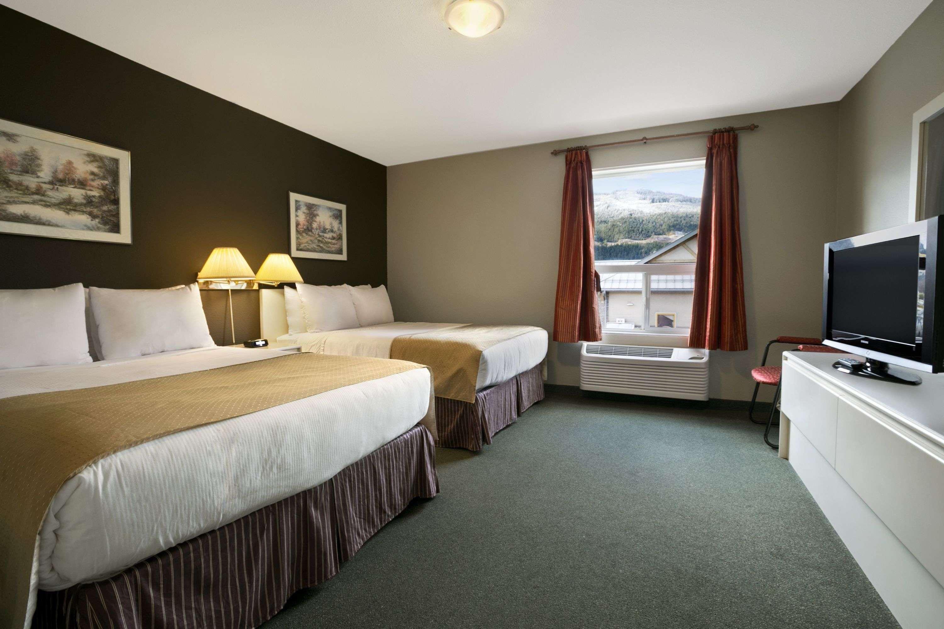 Super 8 By Wyndham Revelstoke Bc Motel Exterior photo