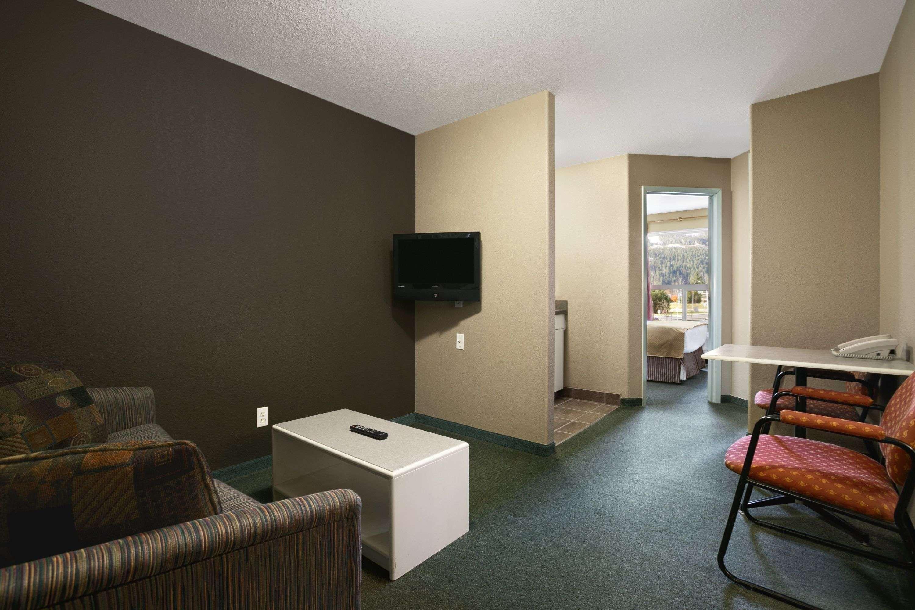 Super 8 By Wyndham Revelstoke Bc Motel Exterior photo
