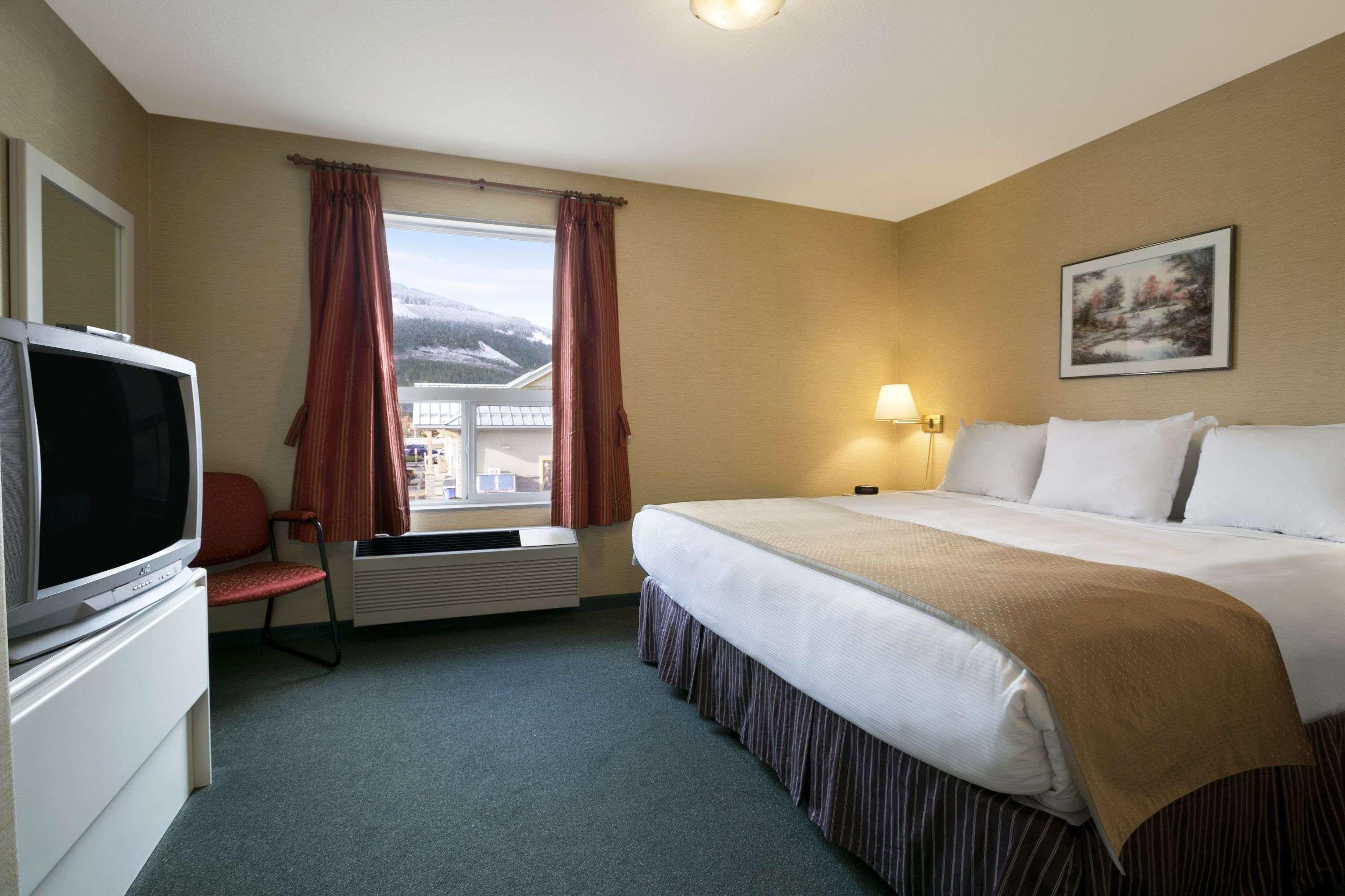 Super 8 By Wyndham Revelstoke Bc Motel Exterior photo