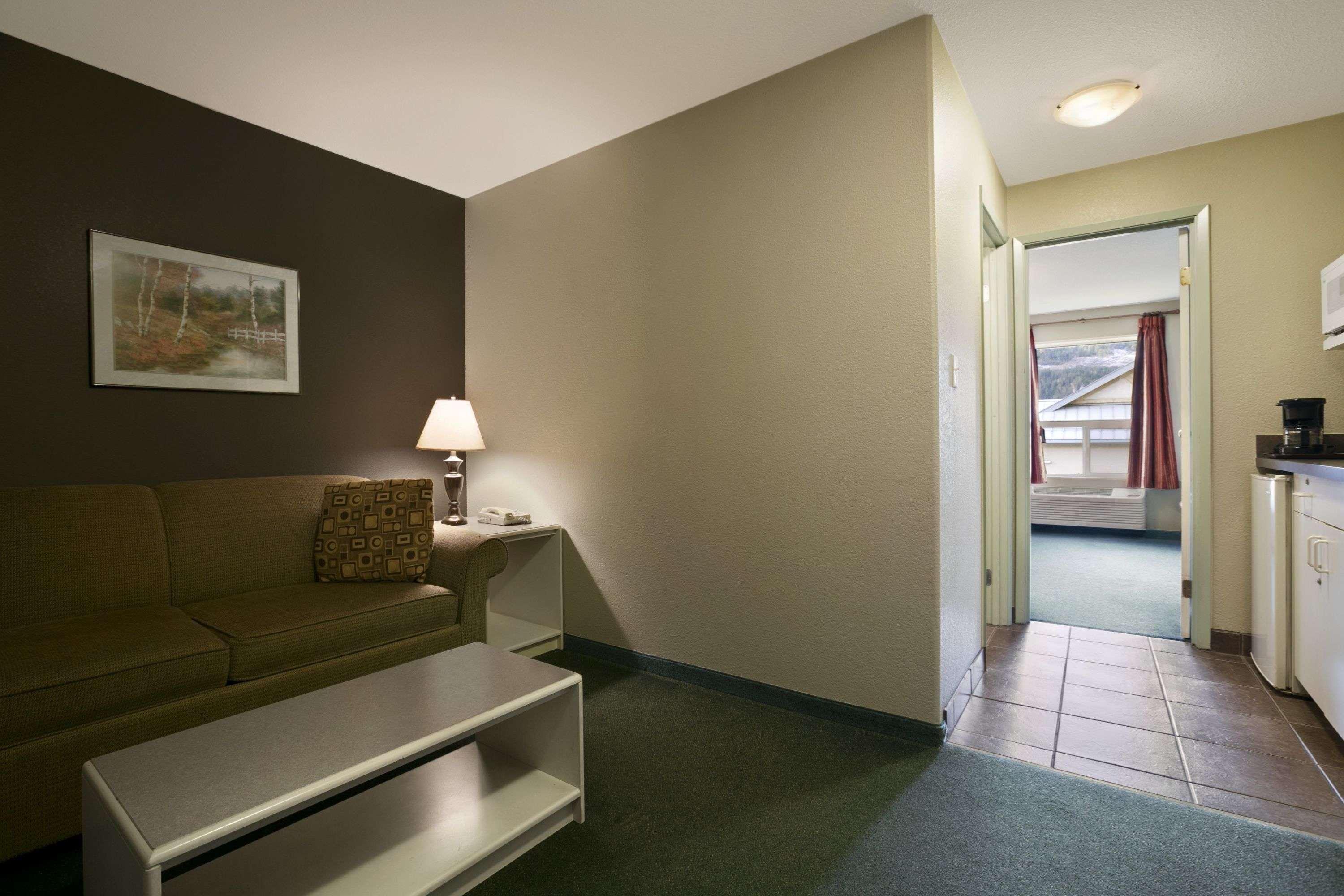 Super 8 By Wyndham Revelstoke Bc Motel Exterior photo