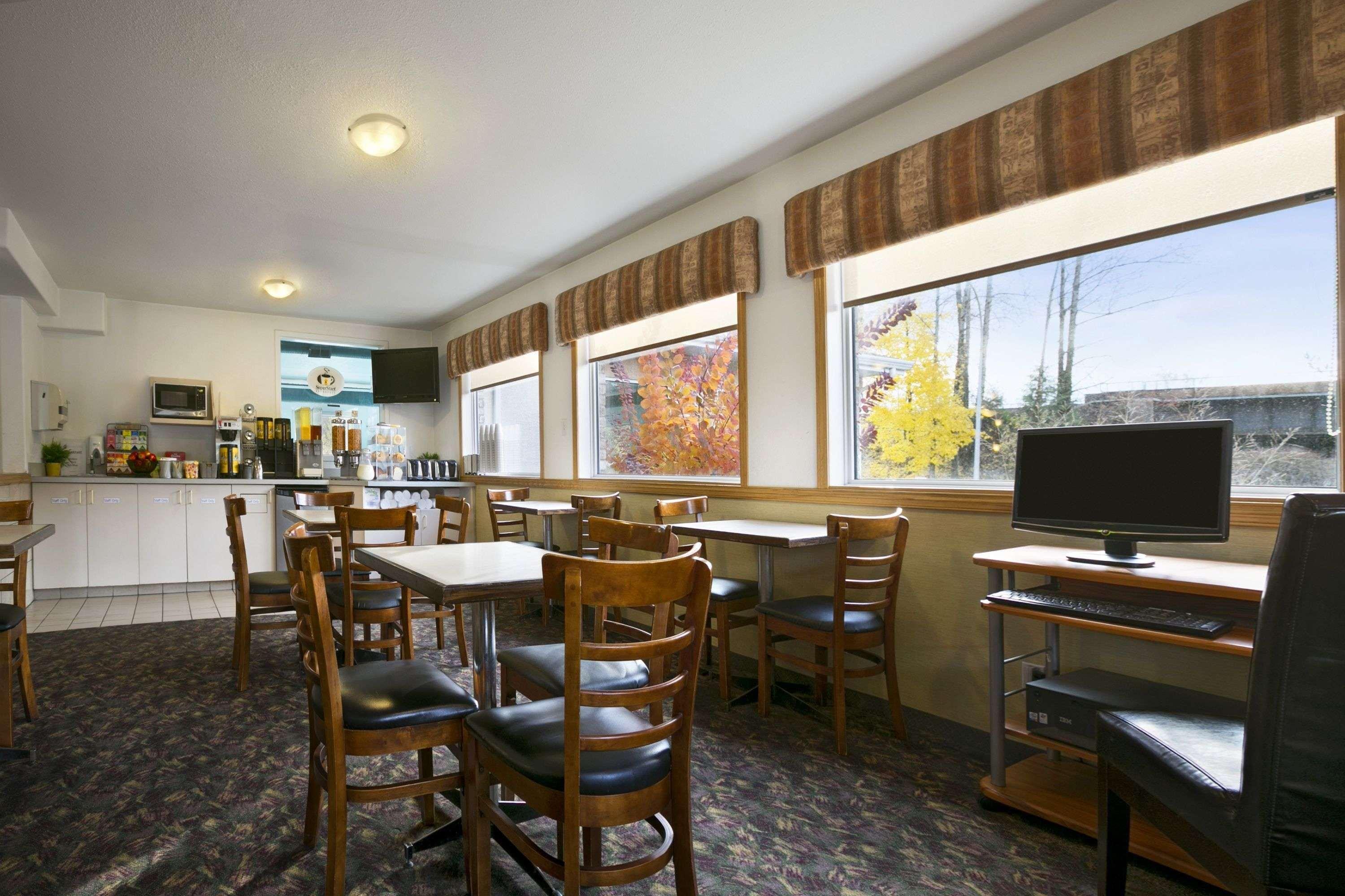 Super 8 By Wyndham Revelstoke Bc Motel Exterior photo