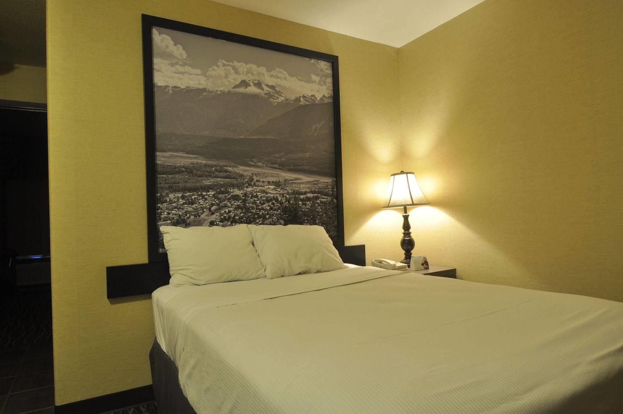 Super 8 By Wyndham Revelstoke Bc Motel Exterior photo