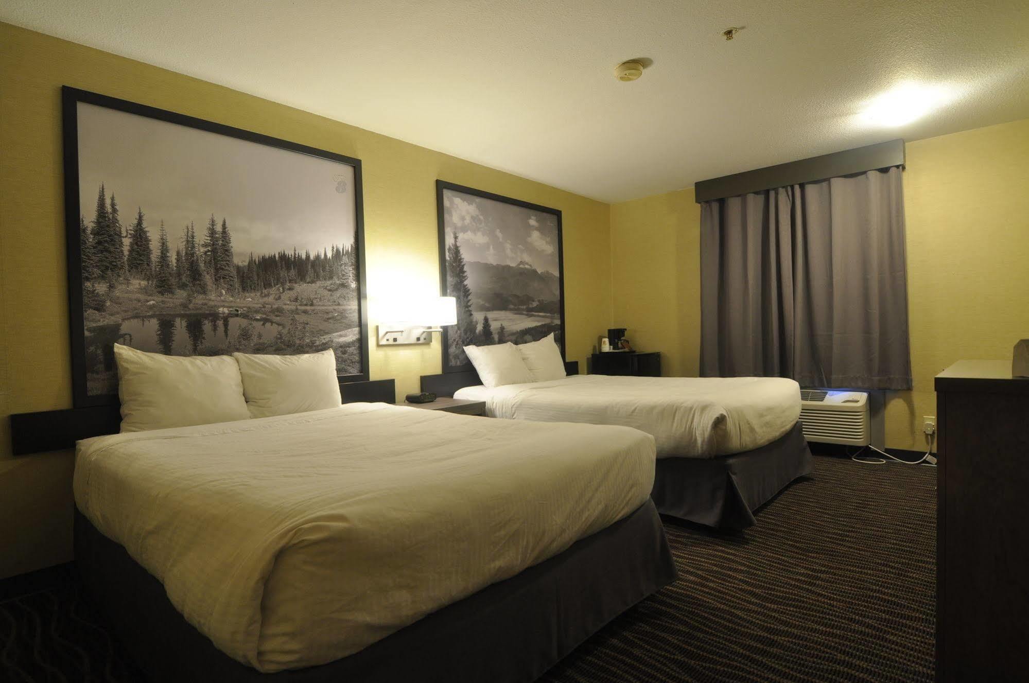Super 8 By Wyndham Revelstoke Bc Motel Exterior photo