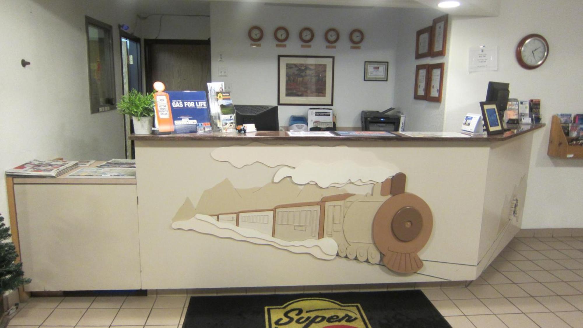 Super 8 By Wyndham Revelstoke Bc Motel Exterior photo
